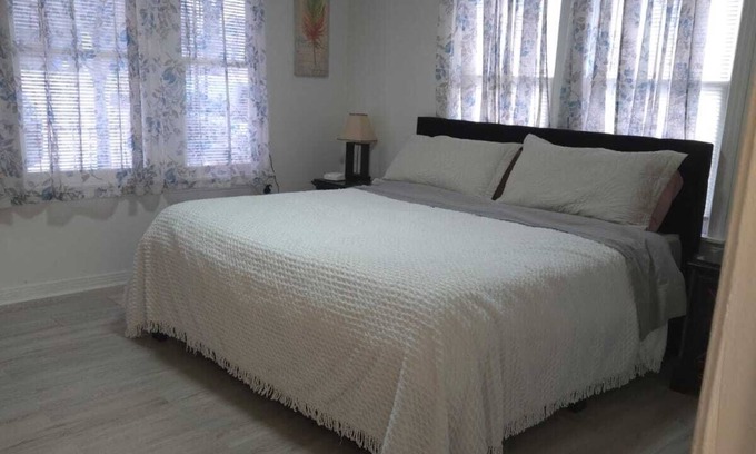 Irving House | Cozy Duplex in Downtown Irving