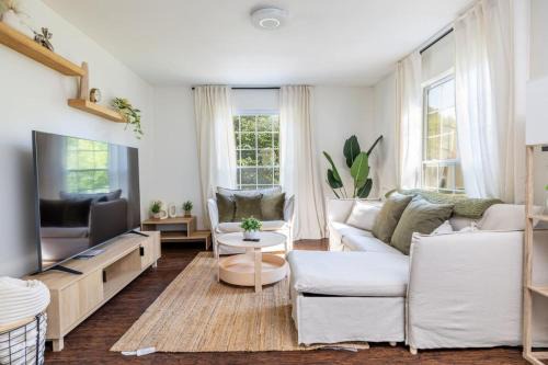 Maryville House | Cozy Duplex w King Bed 2 Full