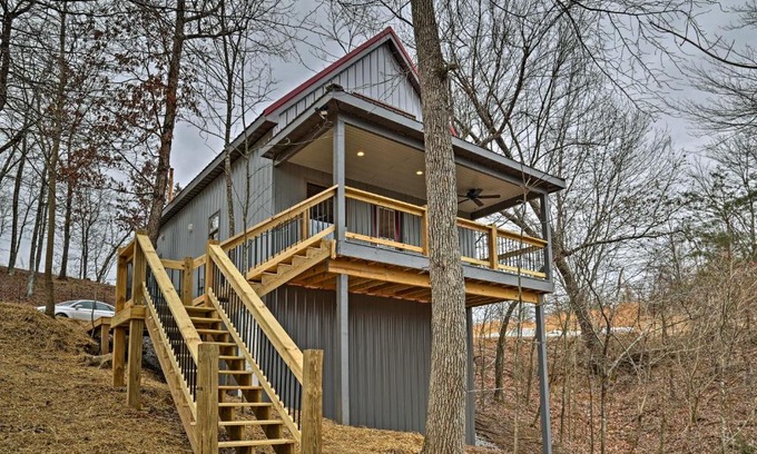 East Bernstadt House | Cozy East Bernstadt Cabin with Porch and Fishing Lake!