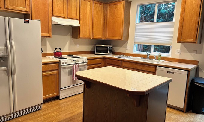 Gresham House | Cozy Eastside Townhome in charming East Gresham- 3 Bedroom with AC and WiFi!