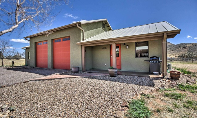 Elgin Apartment | Cozy Elgin Casita w/Gas Grill: Pets Welcome!