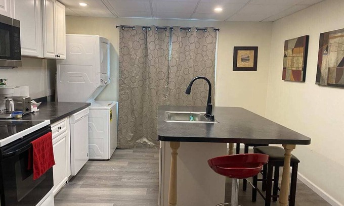Downtown Niagara Falls House | Cozy Entire 2 Bedroom Home Close to Niagara River