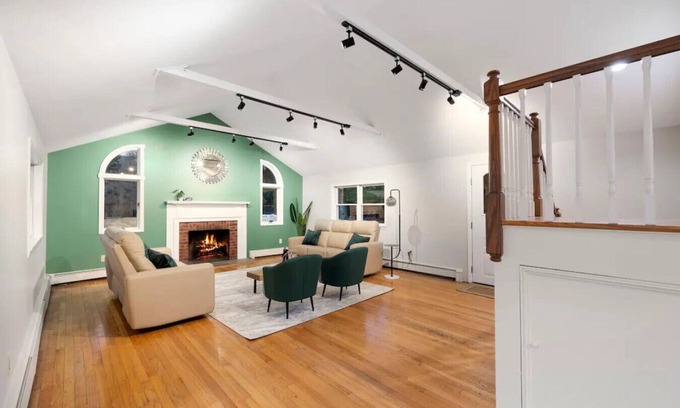 Town of Ramapo House | Cozy Fall Home with 4BR and Fireplace & Billiards