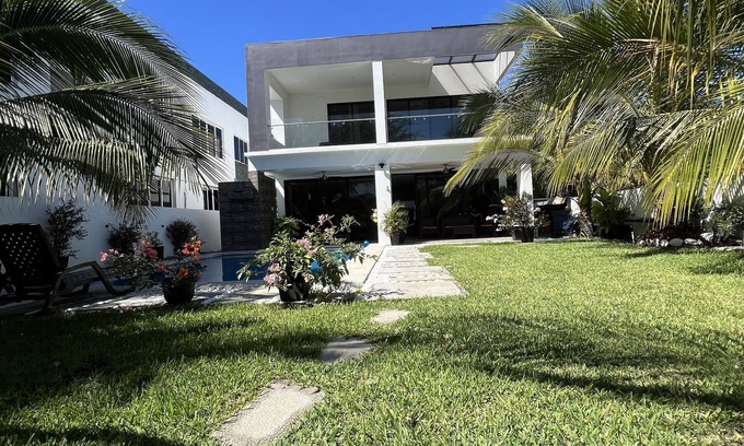 La Libertad House | Cozy Family Beach House nPet Friendly