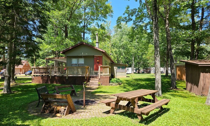 Suring Cottage | Cozy family cottage w/fireplace, near lake and national forest.