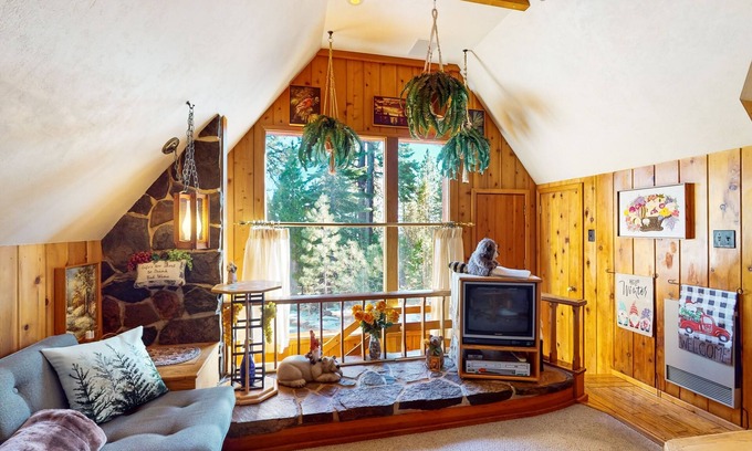 Ridgewood House | Cozy family & dog-friendly guest house with WiFi, kitchenette, & lake views