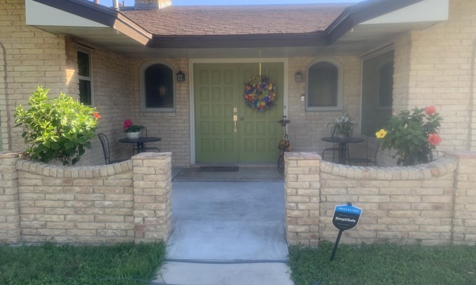 Medical Center District House | Cozy, Family Friendly Home near Sea World, Fiesta Tx, Med Ctr & BMT.