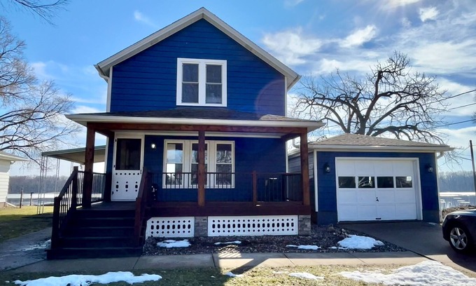 Camanche House | Cozy Family-Friendly Riverfront Home. Perfect Setting for All Celebrations!