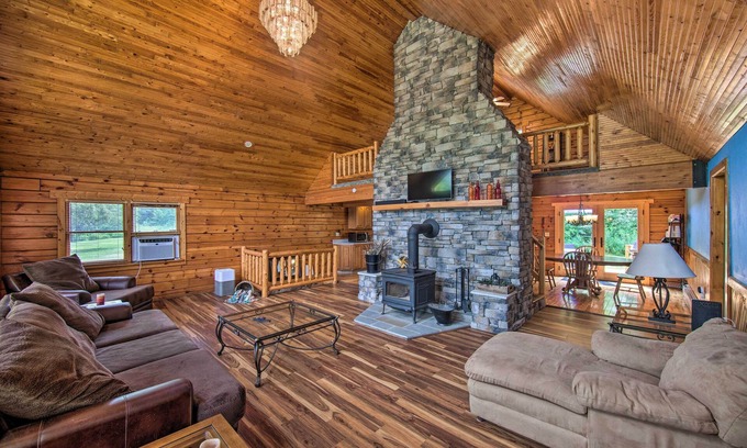 Pine Grove Cabin | Cozy Family-Friendly Pine Grove Cabin w/Fire Pit!
