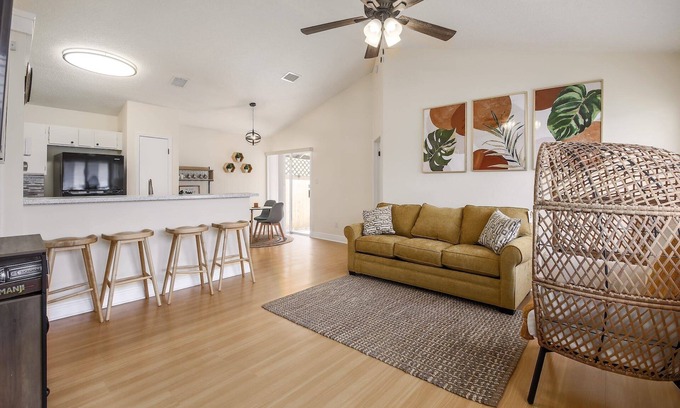 Greenslopes At Lake Creek House | Cozy & family friendly 2-bedrooms 2-bath home.