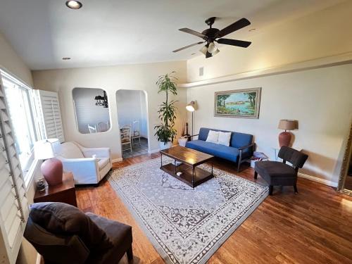 Santa Susana House | Cozy Family Hideaway, sleeps 8, 4 tv's yard, shops
