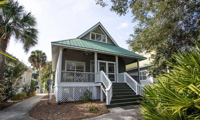 Saint Helena Island Cottage | Cozy Family Home w/ Golf Course Views & Wifi - Steps to Cabana Club & Marina