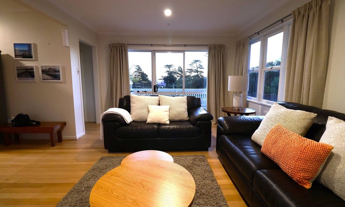 Mangere Bridge House | Cozy Family Home, 10mins from the Airport, Pet Friendly!