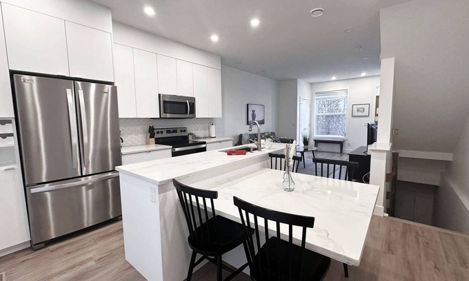 Bridgeland House | Cozy Family Home/Downtown Calgary/Free Parking/Enclosed Garage/Pet Friendly n