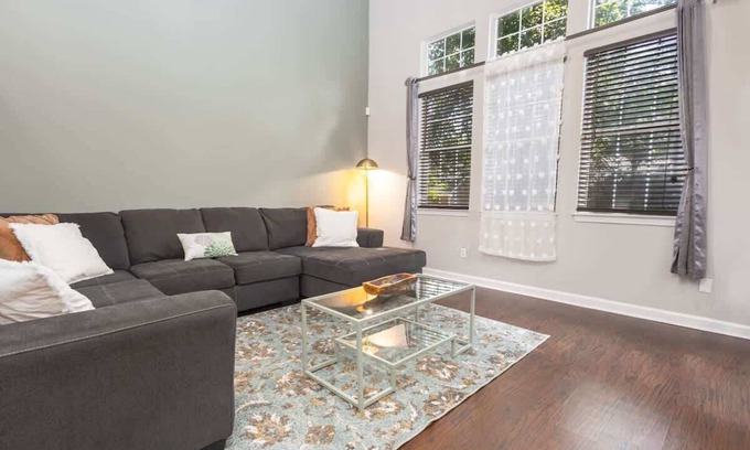 Summerhill House | Cozy Family Home Downtown-KingBed-Free Parking-Central