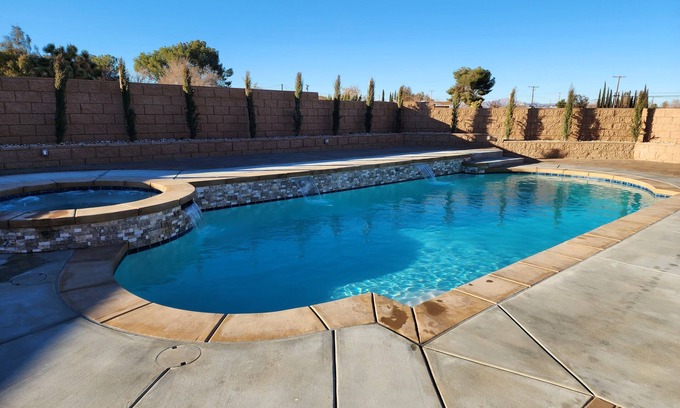 Hesperia House | COZY FAMILY HOME WITH A POOL AND SPA