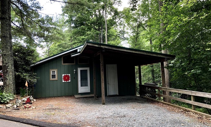 Newland Cabin | Cozy Family Mountain Retreat, Dog Friendly!