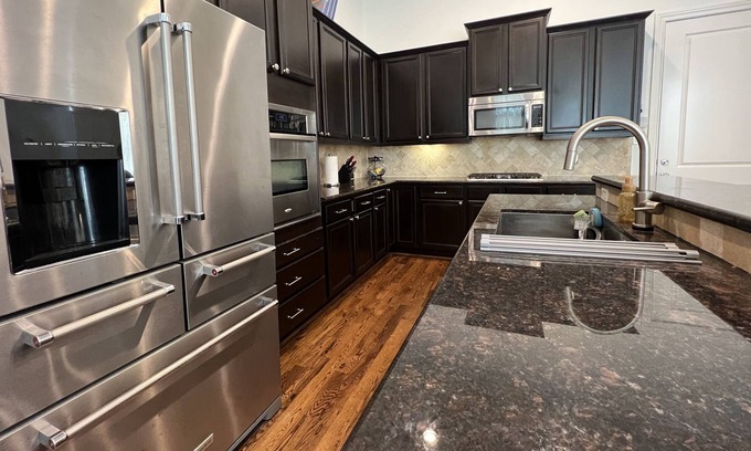 Central Southwest House | Cozy family-sized townhouse - 5 minutes to NRG stadium!
