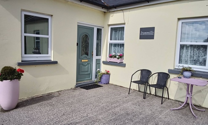 Glen of Aherlow House | COZY FARMHOUSE COTTAGE with wonderful views over fields with FREE WIFI