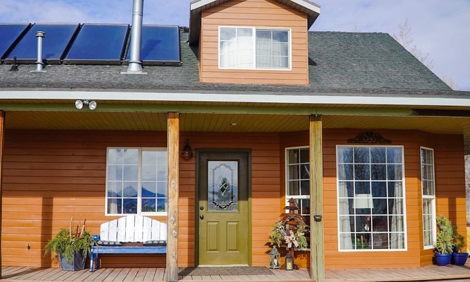 Monroe House | Cozy Farmhouse Inn located off I-70 in the beautiful Sevier Valley