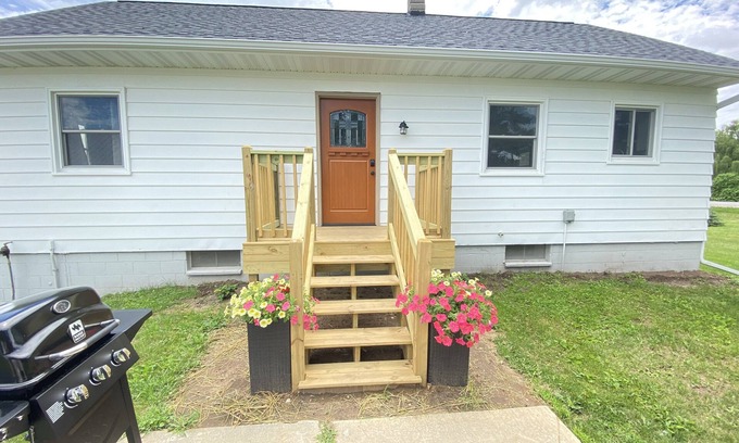 Baraboo House | Cozy Farmhouse located in the country between Devils Lake and Wisconsin Dells