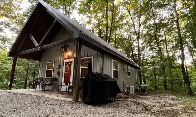 McArthur Cabin | Cozy Fireside Cabin, Great for Couples, Families and Outdoorsmen!