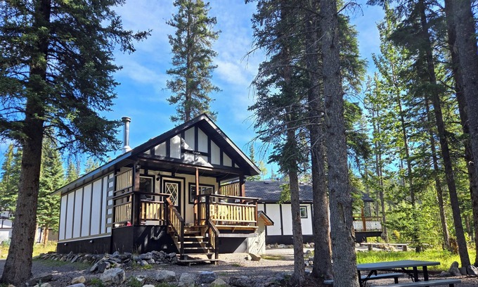 Nordegg Cabin | Cozy Fireside Cottage - Kutenai