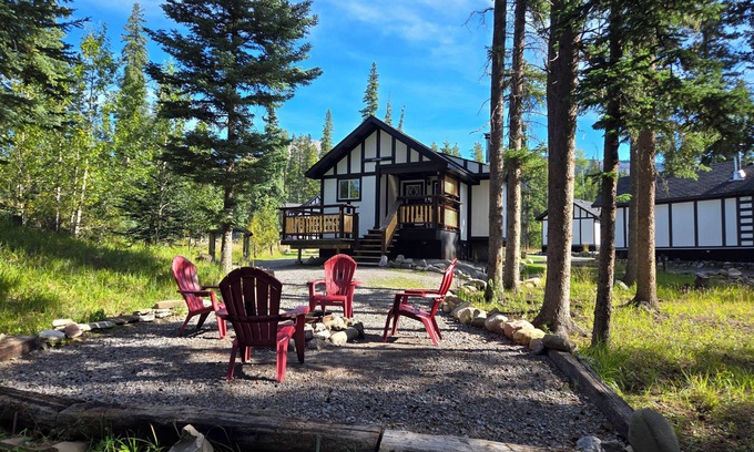 Nordegg House | Cozy Fireside Cottage - Spoolmak