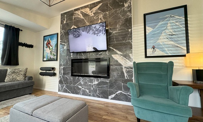 Sandpoint Condo | Cozy First-Floor Condo 2 Fireplaces Sleeps 6 Near Schweitzer Mtn