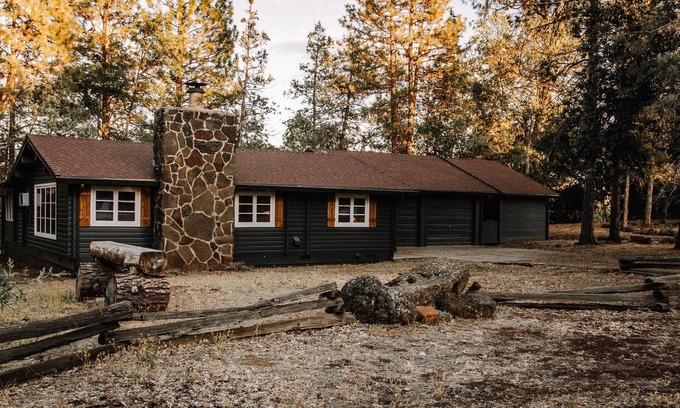 Cassel Cabin | Cozy Fishing Cabin: Hat Creek, Pit River, Fall River, Baum Lake. Burney Falls.