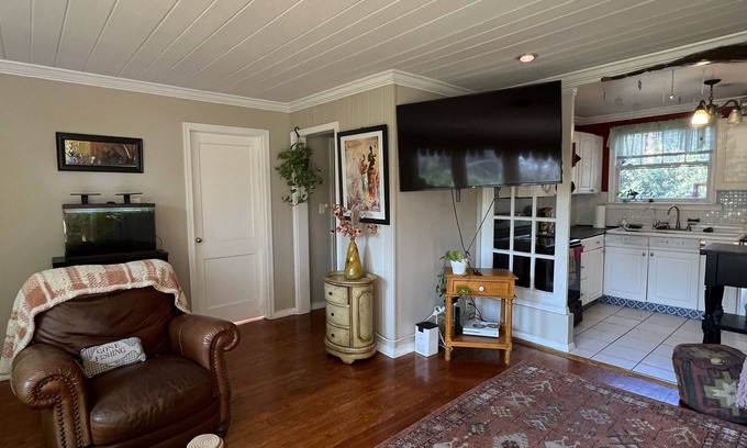 Arlington Park House | Cozy Florida cottage- 2 miles to downtown Sarasota, 4 miles to siesta key beach!