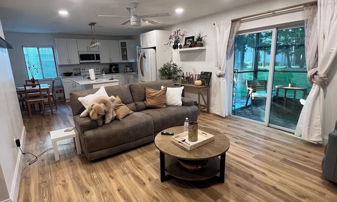 Longwood Condo | Cozy Floridian tropical condo.