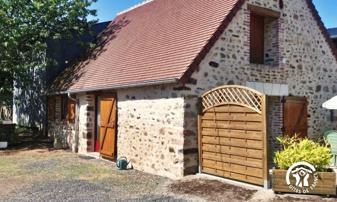 Chammes Cottage | Cozy Countryside Retreat for 2 with Private Lake, Peaceful Garden, and Modern Amenities