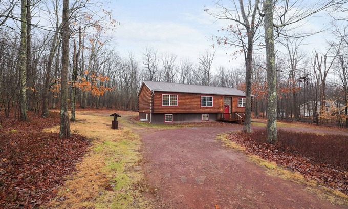 Hickory Hills Cabin | Cozy Freeland Retreat- Firepit, Pool Table, Hot Tub