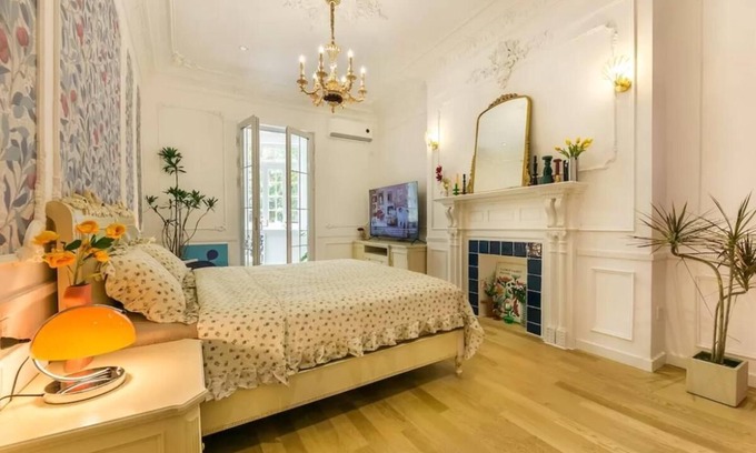Huangpu Apartment | Cozy French-style 1-bedroom apartment walk to XinTianDi, HuaiHai Road