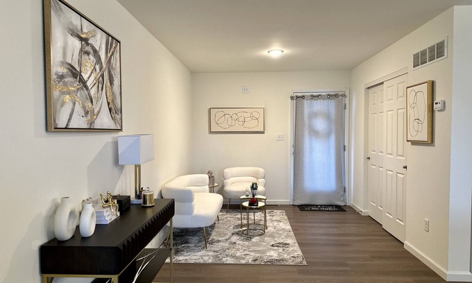 St. Charles House | Cozy Front Lake Home in Newtown St. Charles