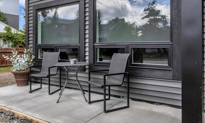 Prince George House | Cozy Fully Furnished 2-Bedroom Suite with Wifi, Parking and private entrance.