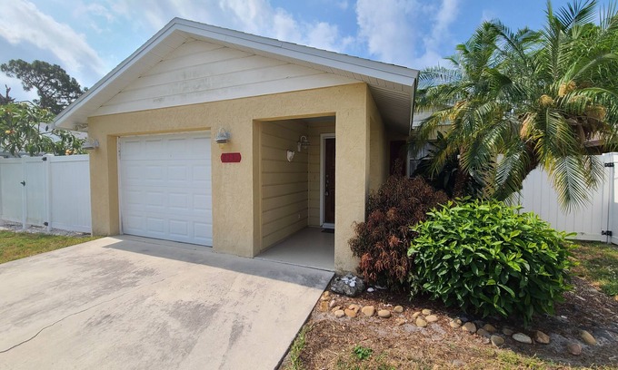 Arlington Park House | Cozy, - fully furnished, BEAUTIFUL HOUSE, 5 minutes from Siesta Key Beach