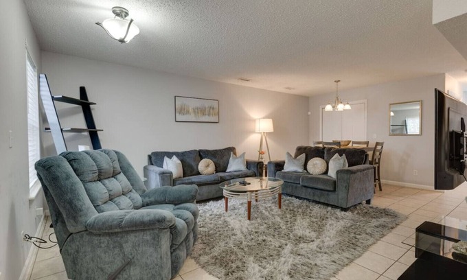 Hope Gardens Apartment | Cozy & Fun Apartment by Broadway, Room for 6!
