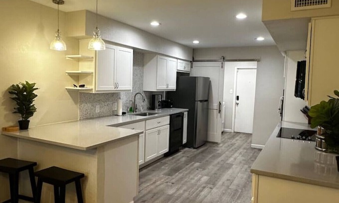 Parkway Central House | Cozy Fun Getaway: Fire Pit, Table Hockey & More!