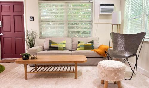 Lake Ridge House | Cozy Garden Bungalow - Pets/Parking/Beach