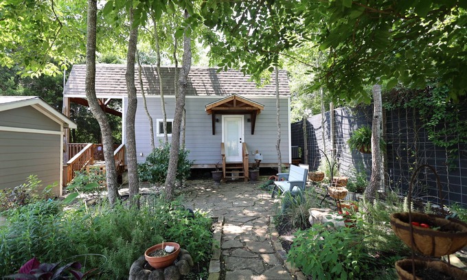 Willis Cottage | Cozy Garden Cottage