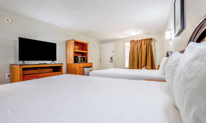 Richmond Hotel | Cozy Garden Inn By OYO Hwy 40 Richmond