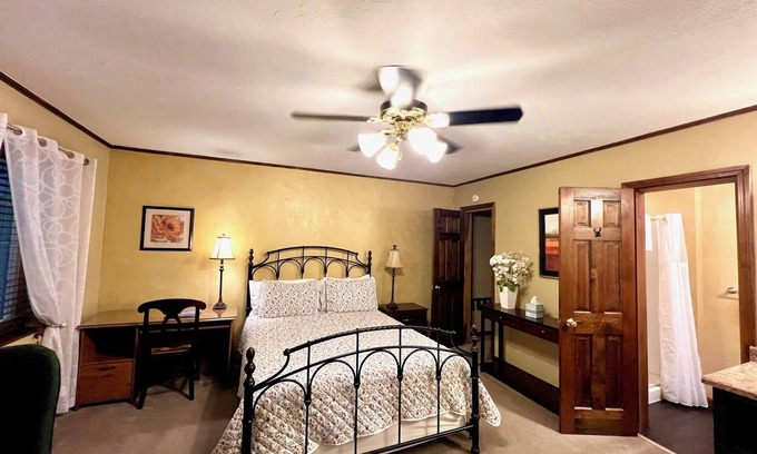Mount Vernon Bed & Breakfast | Cozy Garden Retreat at The Mount Vernon Inn/Cooked To Order Breakfast Included