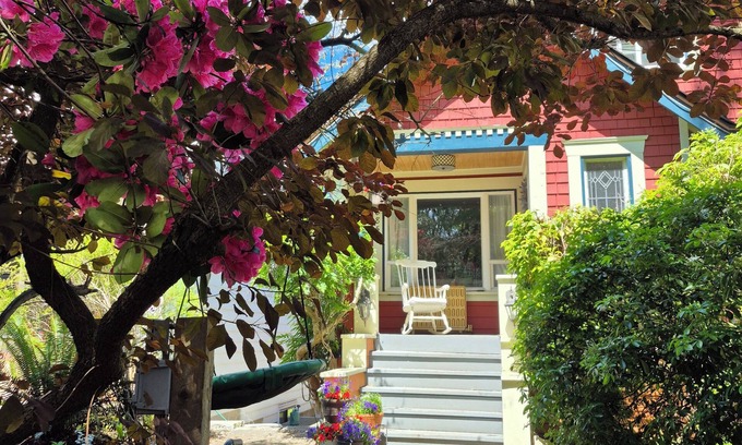 Hastings House | COZY GARDEN SUITE ON TRINITY STREET
