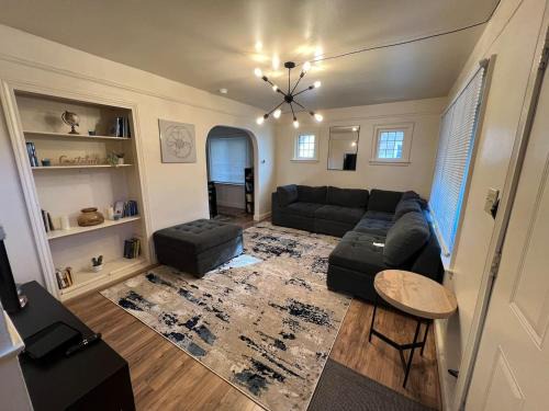Lincoln Park House | Cozy Gem King Bunk Beds Near Major Highways Sleep6