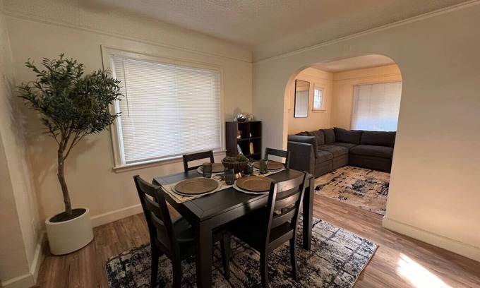 Lincoln Park House | Cozy Gem King Bunk Beds Near Major Highways Sleep6