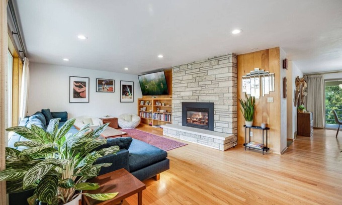 White Center House | Cozy Gem w/Shared Hot Tub & A/C
