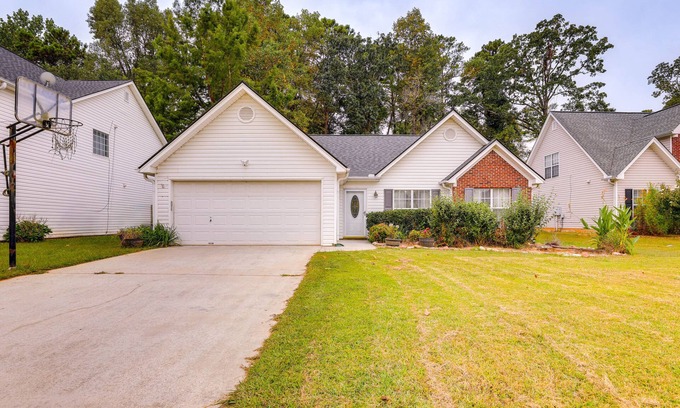 Snellville House | Cozy Georgia Retreat w/Air Hockey Table & Sunroom