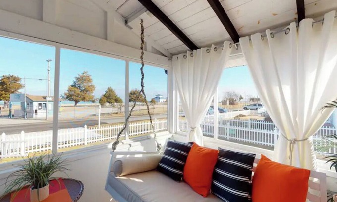 Chesapeake Beach Cottage | Cozy Getaway - Breezy Point Beach & Marina